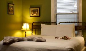 文特诺市卡里斯布鲁克住宿加早餐旅馆的一间卧室配有一张木床