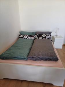 卡尔斯鲁厄feel-good-appartements的卧室内两张床并置在彼此的上面