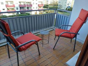 卡尔斯鲁厄feel-good-appartements的阳台配有2把椅子和1张桌子