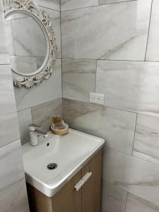 KoolbaaiJ-m house 2的一间带水槽和镜子的浴室