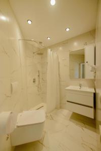 斯库台布里尼酒店的白色的浴室设有卫生间和水槽。