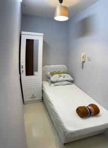 迪拜Pharaohs Inn MOE Hostel的一间小卧室,配有一张床和镜子