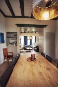 WolphaartsdijkHuize Adriana的用餐室配有大型木桌和椅子