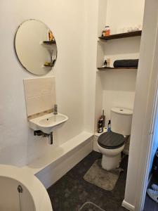 KentOne Bedroom flat sittingbourne的一间带卫生间、水槽和镜子的浴室