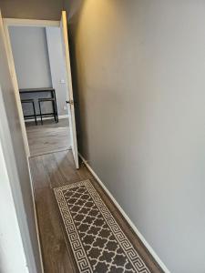 KentOne Bedroom flat sittingbourne的走廊,门通往一间地毯的房间