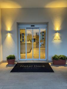 卡斯特努沃德加尔达多里酒店的门前有标志的酒店大门