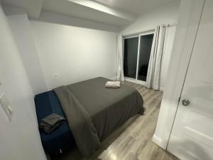蒙特利尔Appartement 2 chambres - 202的一间小卧室,配有床和窗户