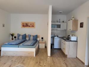 默尔巴赫Appartement Purzel的一间卧室配有一张床和一个小厨房