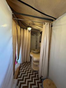梅尔祖卡Merzouga Stars Luxury Camp的一个带水槽的帐篷