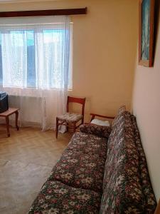 雅西Vila Codrin的一间卧室设有两张床和窗户。