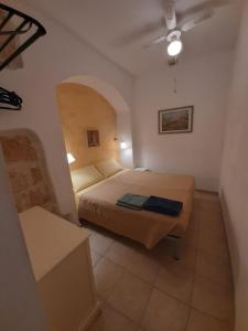 莫诺波利Borgo Antico的一间小房间的卧室,配有一张床铺
