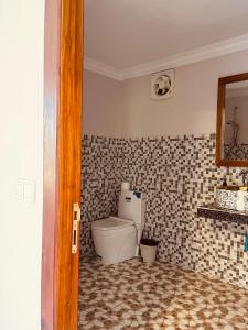 贡布Villa Pich Boutique的一间带卫生间的浴室和瓷砖地板。