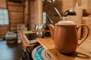 KulionysPirtelė dviem的木桌边的棕茶壶
