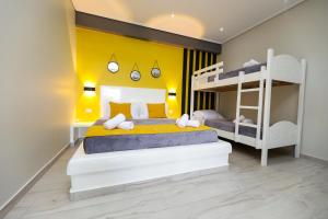 伏罗拉Guest House Narta的一间卧室设有两张双层床和黄色的墙壁