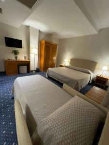 卡斯特努沃德加尔达多里酒店的酒店客房设有两张床和一台平面电视。