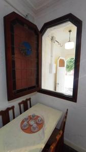 蒙得维的亚Casa Triada的一张桌子,上面有板子和镜子