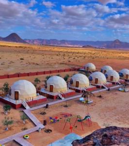 瓦迪拉姆Adel rum camp bubbles的沙漠中一组圆顶的空中景观