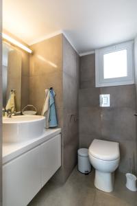 拉纳卡Limanaki Beach Aparment的浴室配有白色卫生间和盥洗盆。