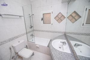 开罗Villa 13 Luxury suites的白色的浴室设有水槽和卫生间。
