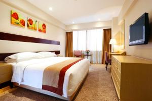 澳门皇家金堡酒店的配有一张床和一台平面电视的酒店客房