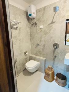 那格浦尔Airport Hotel Relax Inn的一间带卫生间和淋浴的小浴室