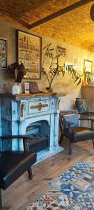 波尔图Ruby Charm Houses 1 AL的带2把椅子的蓝色壁炉客房