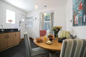 林茅斯Ferndale Cottage的厨房以及带桌椅的用餐室。