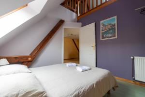 ScherwillerAux Cerfs des Vignes - Groupe的阁楼卧室配有白色床