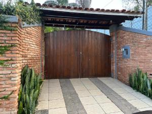 阿蒂巴亚Atibaia - Casa de Campo的木车库门,有砖墙