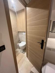 昂蒂布MORINGA - New unit for 2 AC close to beach的通往带卫生间的浴室的门