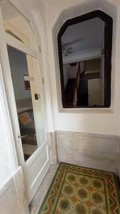 蒙得维的亚Casa Triada的一间设有镜子和地毯的门的房间