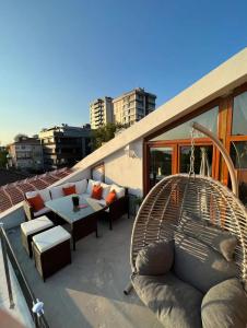 伊斯坦布尔Pool Rooftop Kadikoy Bagdat St. Seaside metro 5mins Metro的阳台配有沙发和秋千