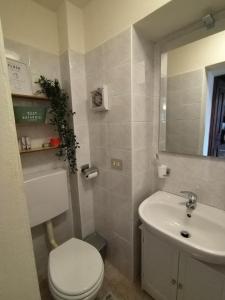 贝拉诺Little Country House的浴室配有白色卫生间和盥洗盆。