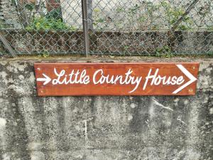 贝拉诺Little Country House的墙上小乡间别墅的标志