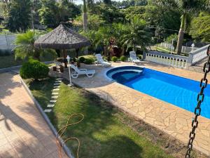 阿蒂巴亚Atibaia - Casa de Campo的后院设有游泳池和凉亭