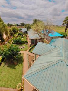 MpongweBukari Executive Lodge的享有蓝色屋顶房屋的顶部景色