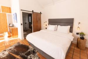 帕尔Tempel Wines的一间卧室配有一张带白色床单的大床
