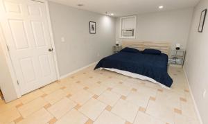 泽西市Pleasing 4- Bed Apartment Close to NYC的卧室配有1张床,铺有瓷砖地板。
