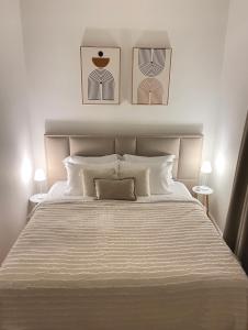 克鲁亚Pisha Panoramic Rooms的一间卧室配有一张带两盏灯的大型白色床。