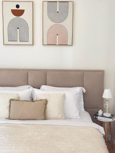 克鲁亚Pisha Panoramic Rooms的卧室配有一张墙上有两张照片的床。