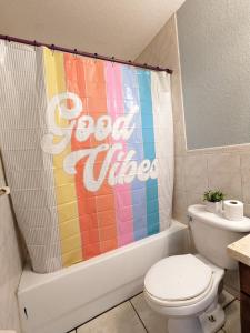 迈阿密MiLuSol的浴室设有色彩缤纷的浴帘和卫生间