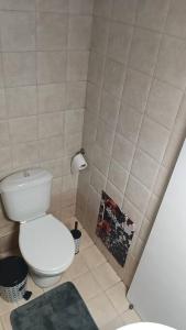 美西尼Cozy Nights的一间带卫生间的浴室和墙上的照片