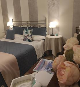 圣奎里科-多尔恰Affittacamere Casa Mac & Rose的酒店客房,设有两张床和两张桌子