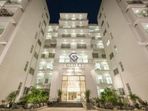 拉合尔1,2 & 3 BHK Luxury Apartments at Zameen Opal的大楼大堂的景色