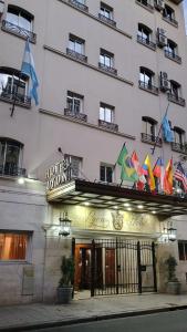 布宜诺斯艾利斯Hotel Lyon by MH的酒店客房,在建筑前方设有旗帜