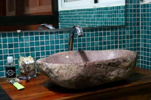 纳米贝Casa 2的浴室内一个位于台面的石水槽