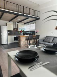 维帕瓦Apartment Štucin的厨房以及带盘子桌的客厅。
