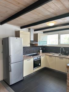 维帕瓦Apartment Štucin的厨房配有冰箱和水槽