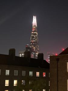 伦敦The Mount的一座高大的建筑在晚上点燃天空