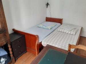 巴黎佩托夫公寓的一间卧室设有两张单人床和一张桌子